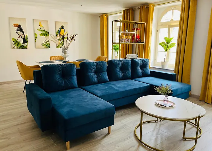 Filmap-Charmant-Modern-Zentral-Balkon-Beamer-Spieletisch