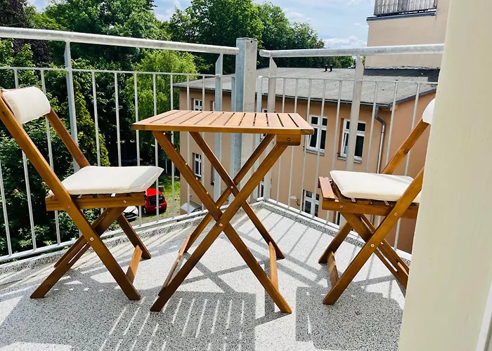 Filmap-Charmant-Modern-Zentral-Balkon-Beamer-Spieletisch