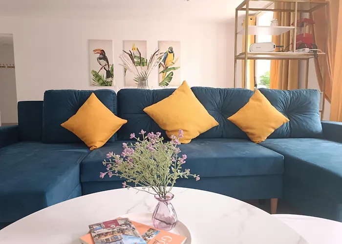 Filmap-Charmant-Modern-Zentral-Balkon-Beamer-Spieletisch