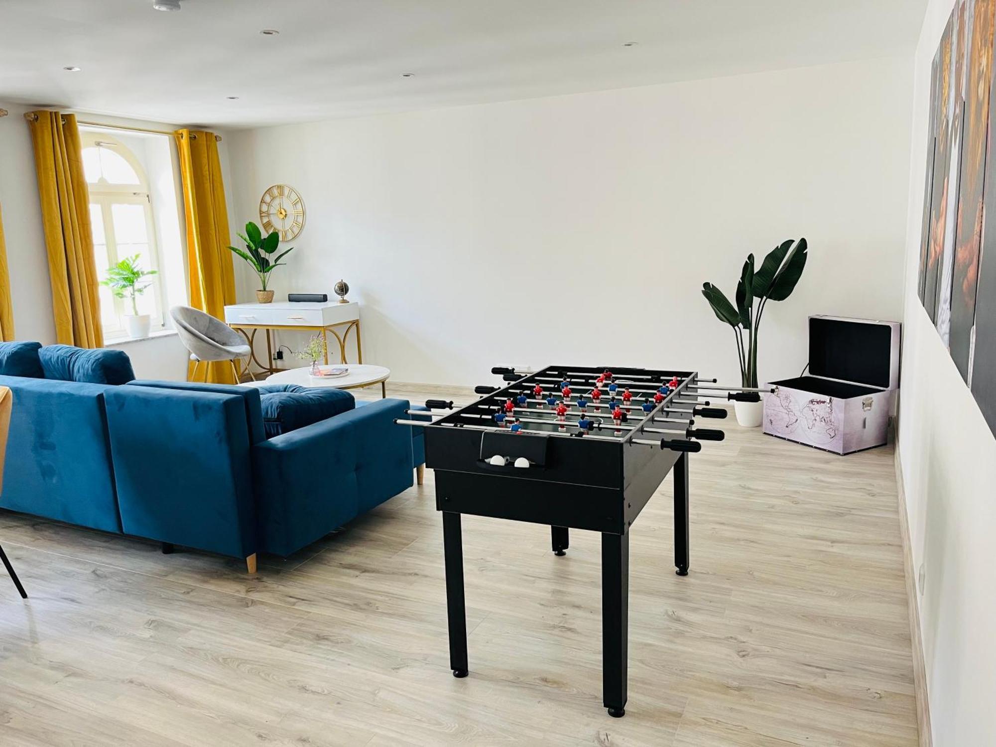 Apartment Filmap-charmant-modern-zentral-balkon-beamer-spieletisch *