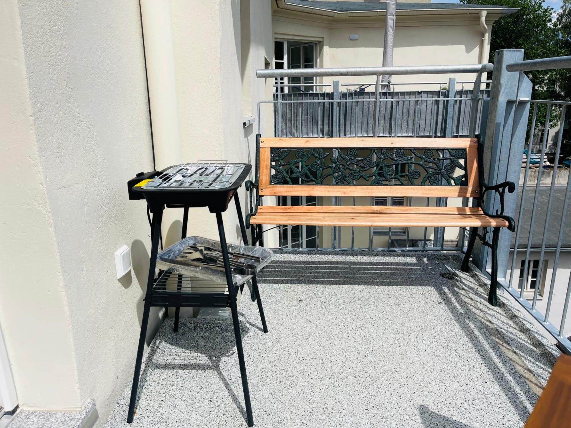 Filmap-charmant-modern-zentral-balkon-beamer-spieletisch *