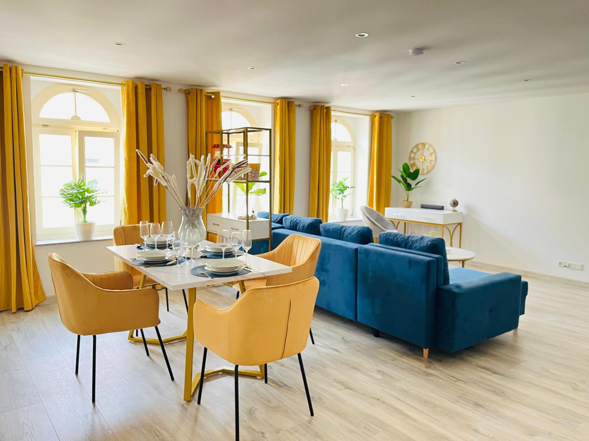 Filmap-charmant-modern-zentral-balkon-beamer-spieletisch