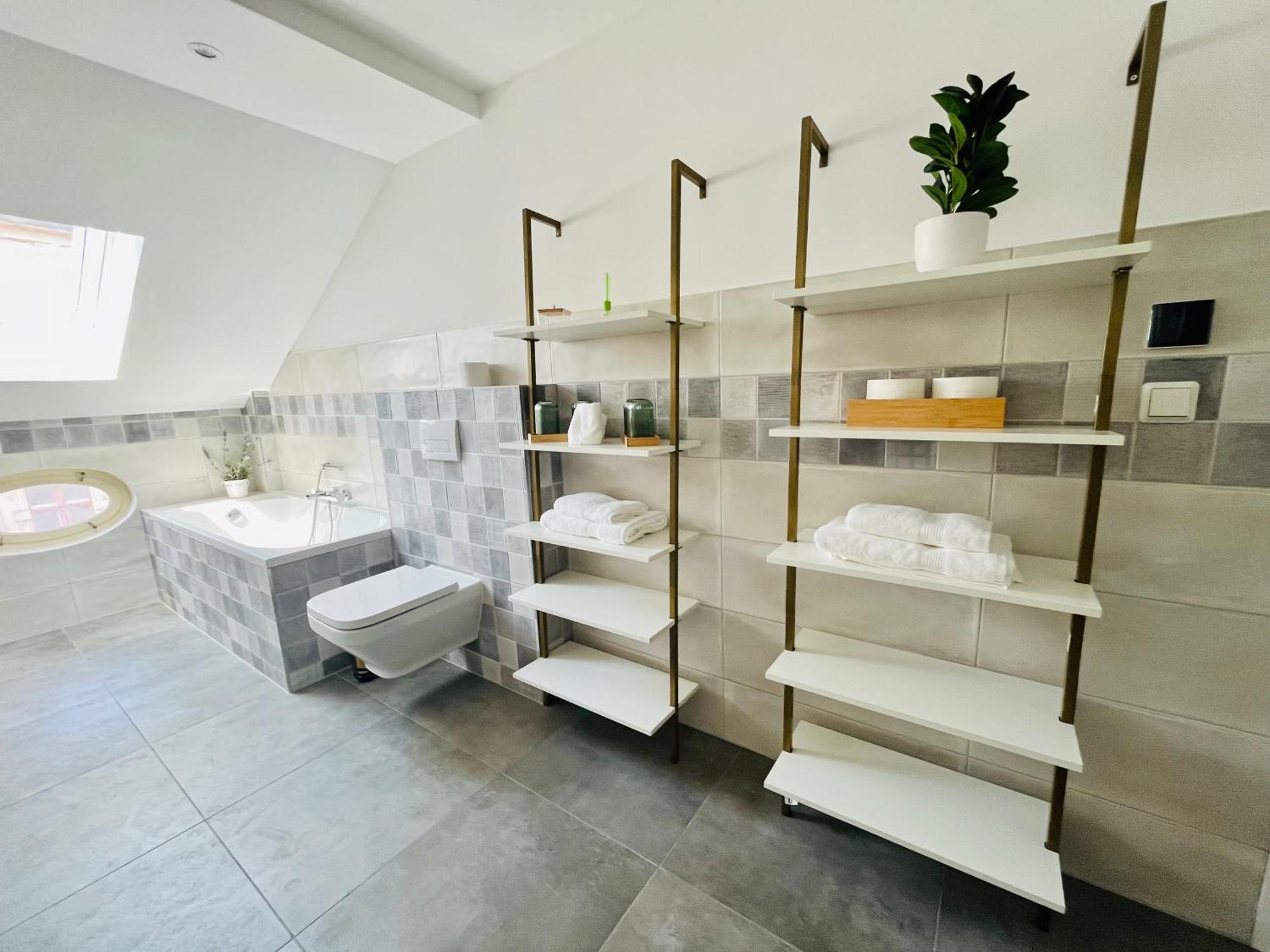 Apartment Filmap-charmant-modern-zentral-balkon-beamer-spieletisch