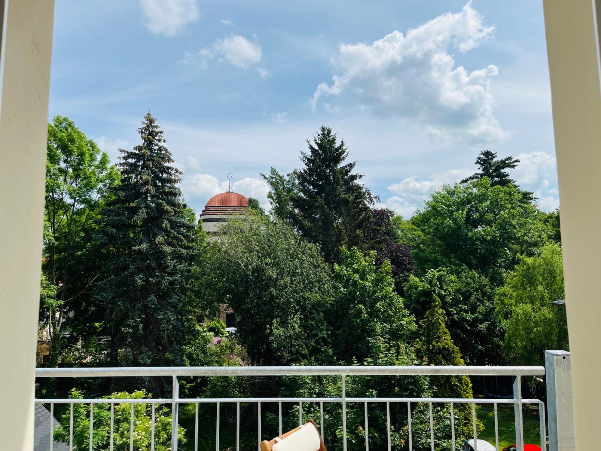 Apartment Filmap-charmant-modern-zentral-balkon-beamer-spieletisch *