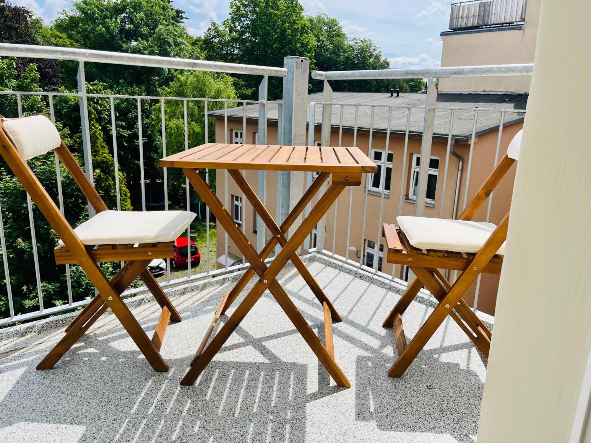 Apartment Filmap-charmant-modern-zentral-balkon-beamer-spieletisch