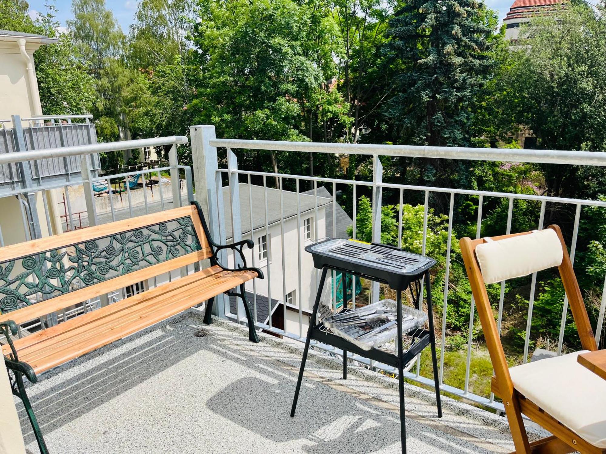 Filmap-charmant-modern-zentral-balkon-beamer-spieletisch Apartment *