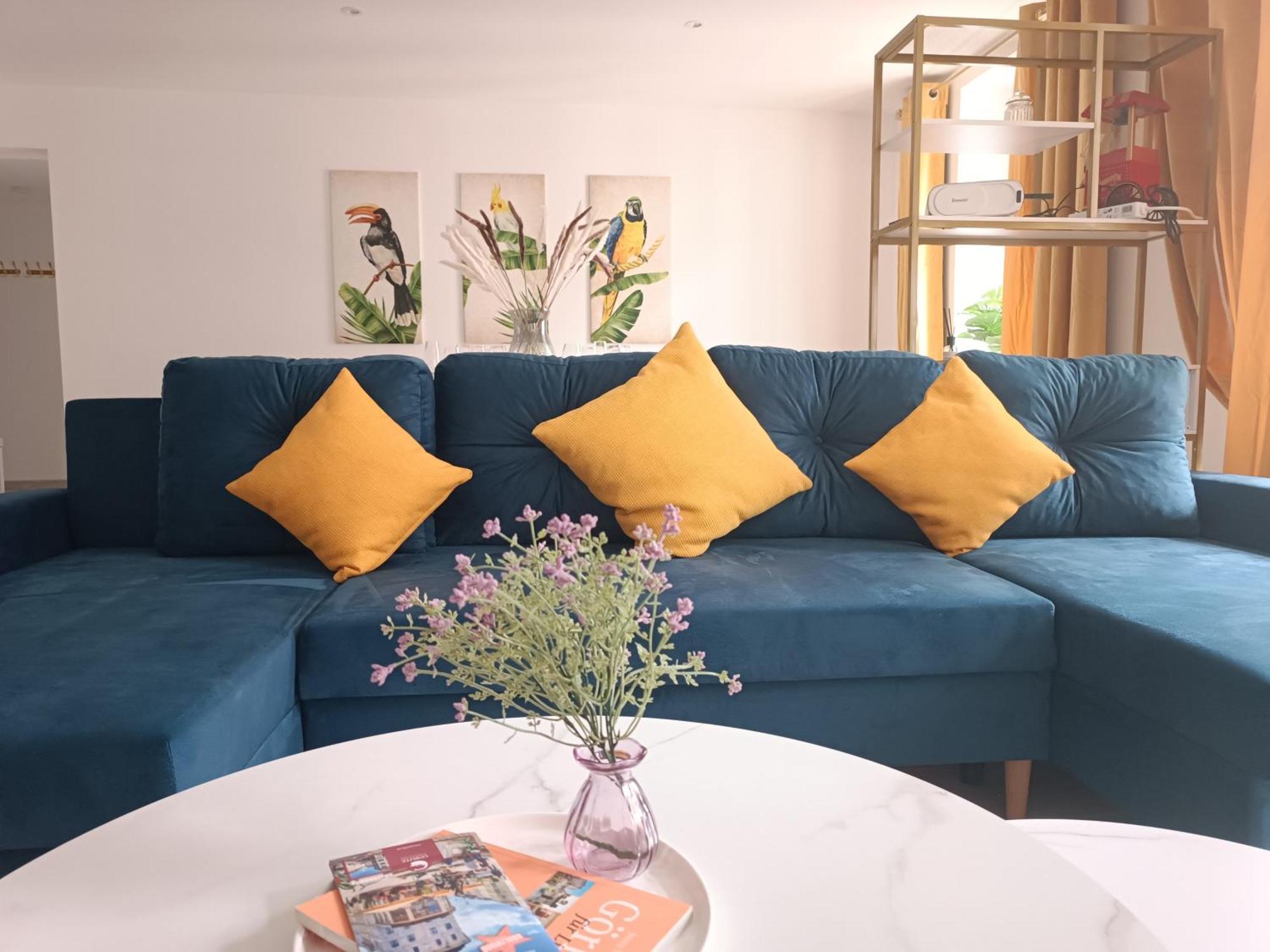 Apartment Filmap-charmant-modern-zentral-balkon-beamer-spieletisch *