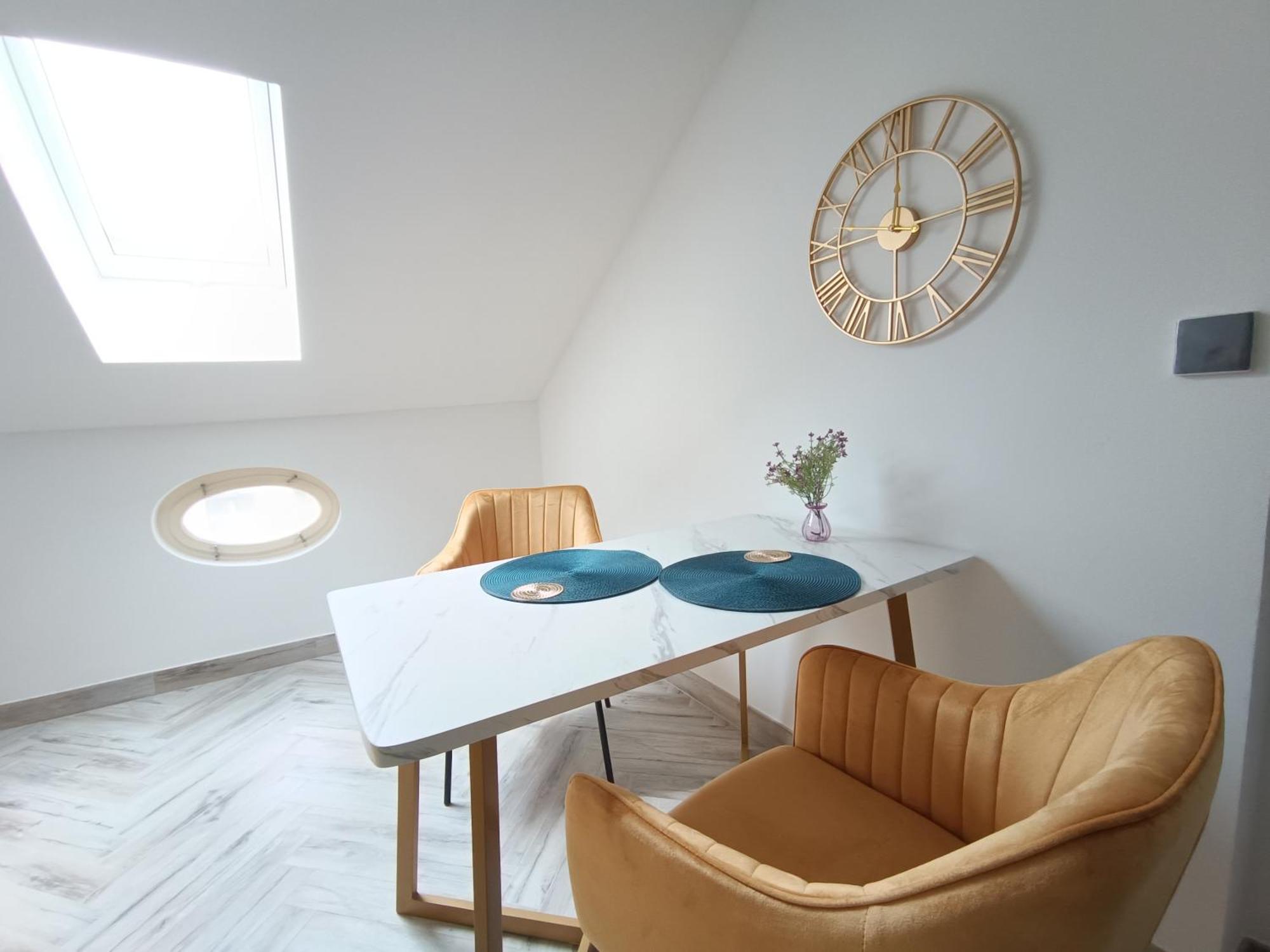 Filmap-charmant-modern-zentral-balkon-beamer-spieletisch